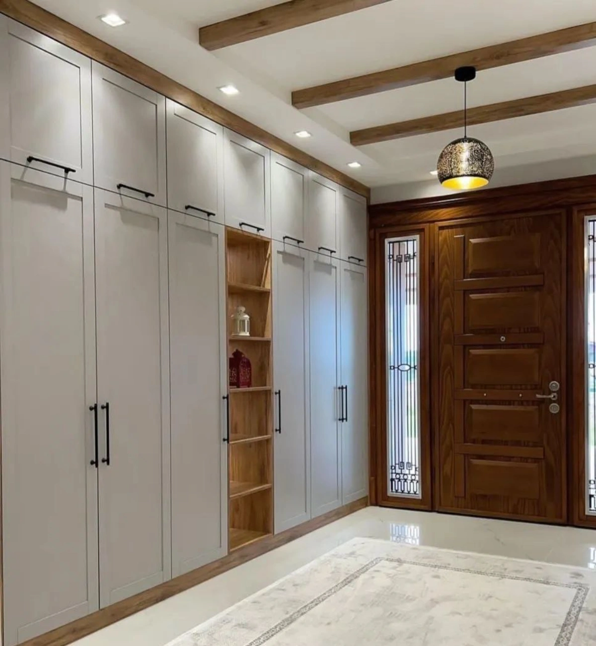 ترکیب سفید و چوب روشن در کمد دیواری