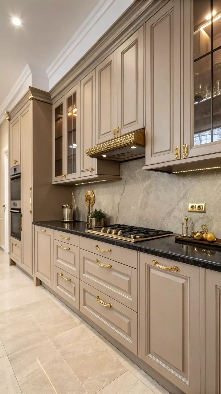 کابینت نئوکلاسیک لوکس با دستگیره های طلایی