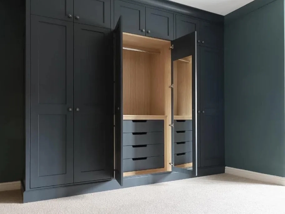 کمددیواری ترکیب رنگ مشکی با چوب روشن