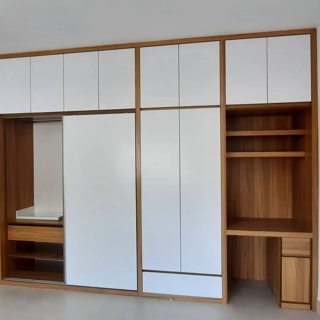 کمد دیواری مدرن ترکیب سفید و چوب روشن