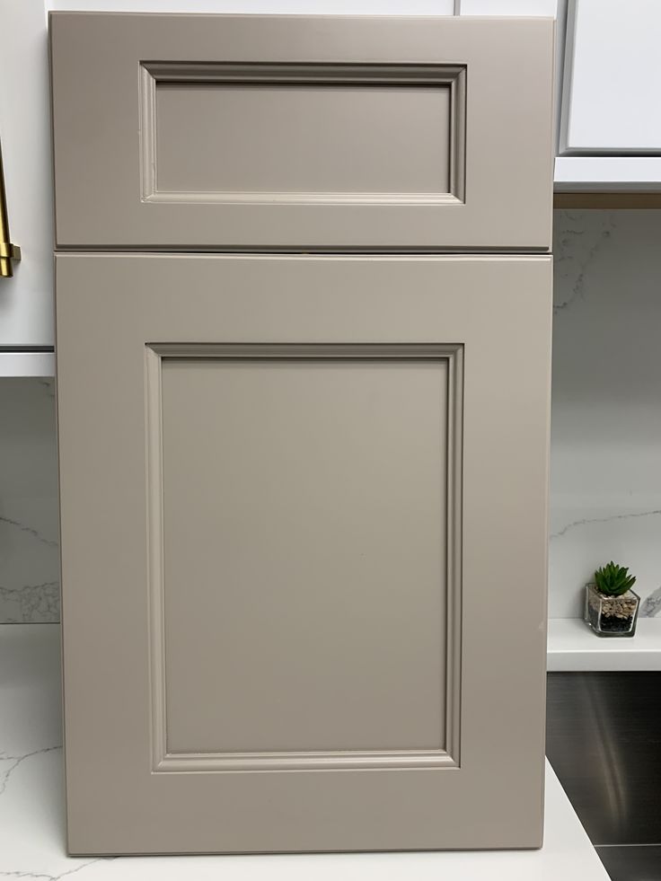 ترکیب رنگ ترند خاکستری و بژ کابینت نئوکلاسیک