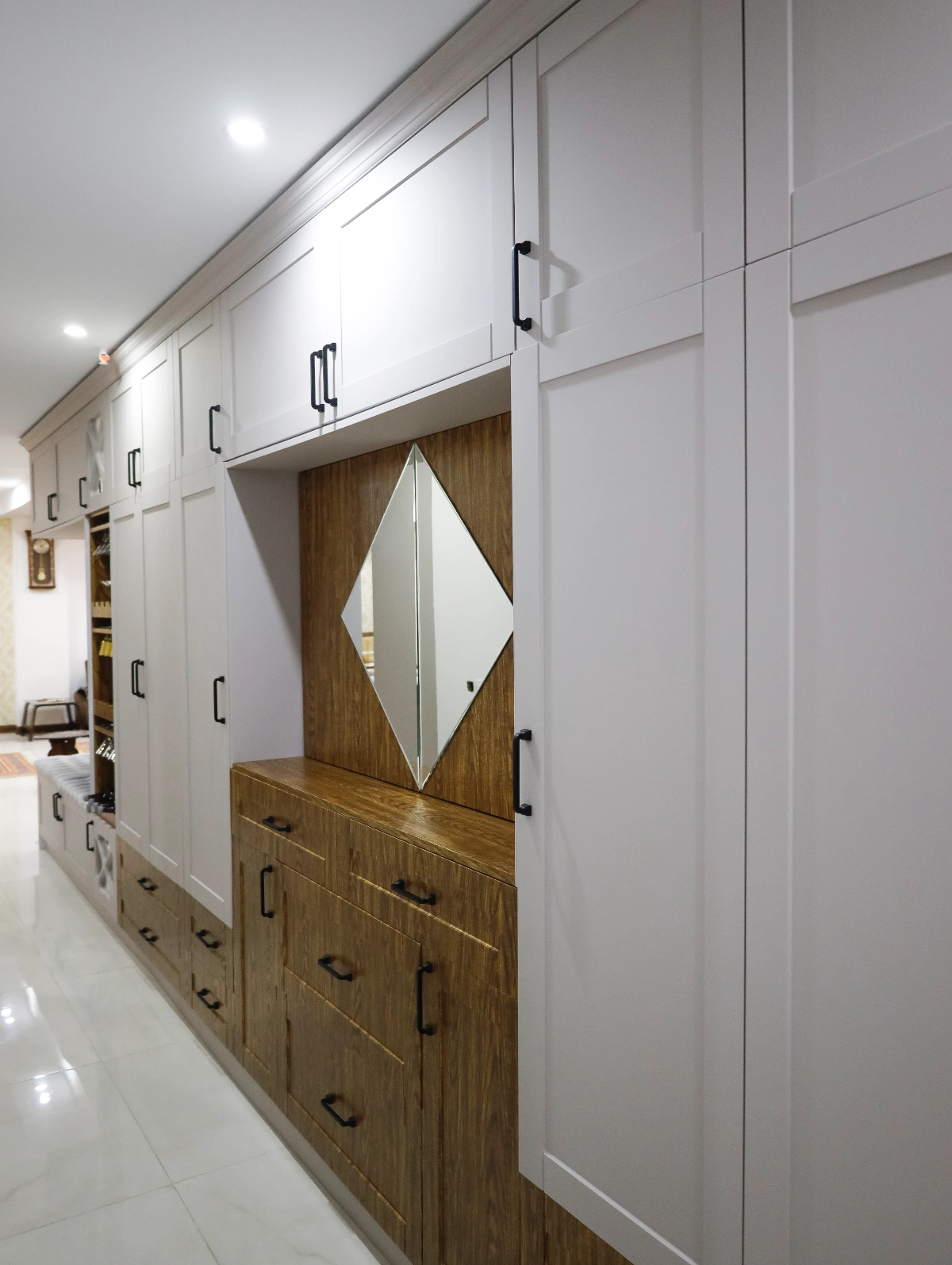 پروژه کمد دیواری سفید با چوب