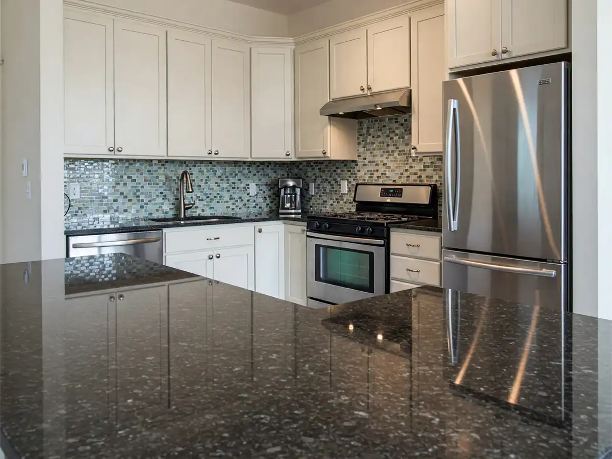 کابینت سفید با صفحه کوارتز