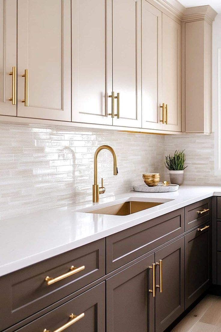 ترکیب رنگی شیری و قهوهای کابینت نئوکلاسیک