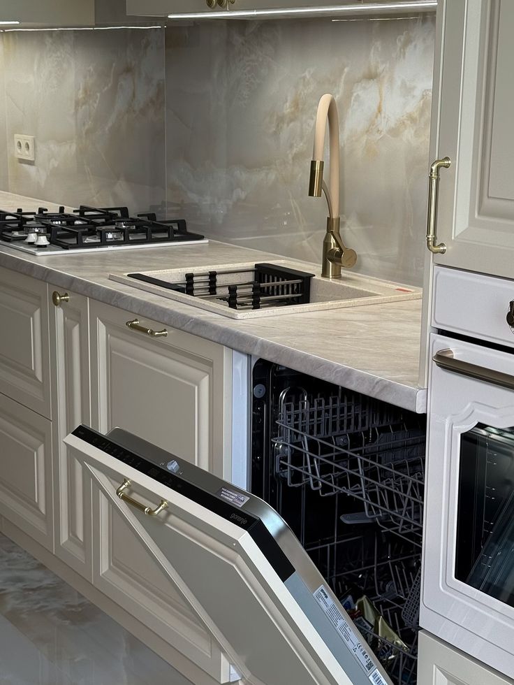 کابینت نئوکلاسیک آشپزخانه و ماشین ظرفشویی توکار