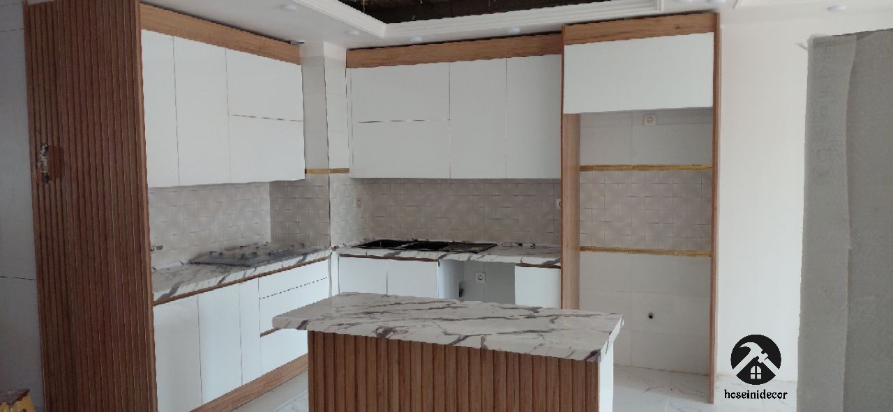 کابینت ترکیبی های‌گلاس براق و ام‌دی‌اف طرح چوب